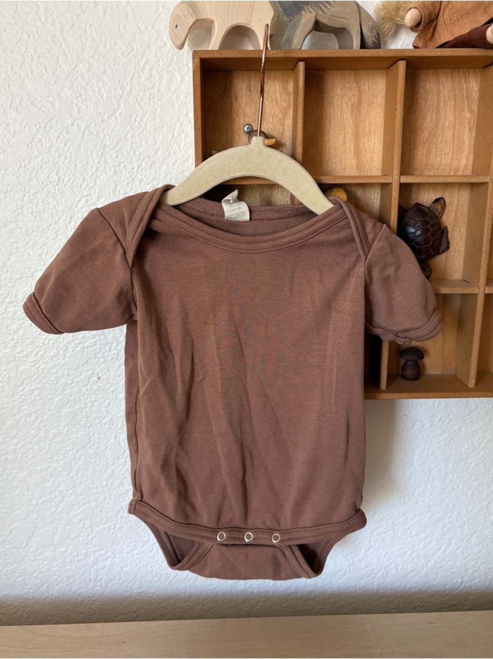 Kate Quinn Organic Cotton Brown Short-Sleeve Baby One-Piece Bodysuit